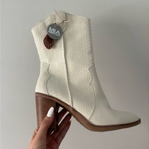 NWTS White/Ivory Heeled Cowboy Boots